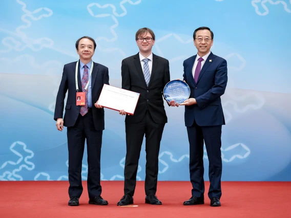 Felix Kling receiving the award