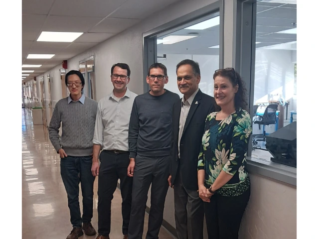 Group photo President and Physics Faculty 