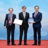 Felix Kling receiving the award